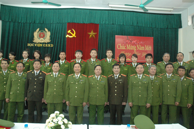 Tập thể lãnh đạo, cán bộ Học viện CSND chụp ảnh lưu niệm cùng Đồng chí Thứ trưởng Phạm Quý Ngọ